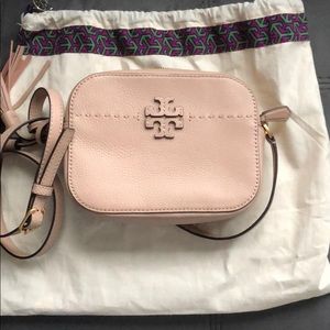 tory burch mcgraw camera bag devon sand